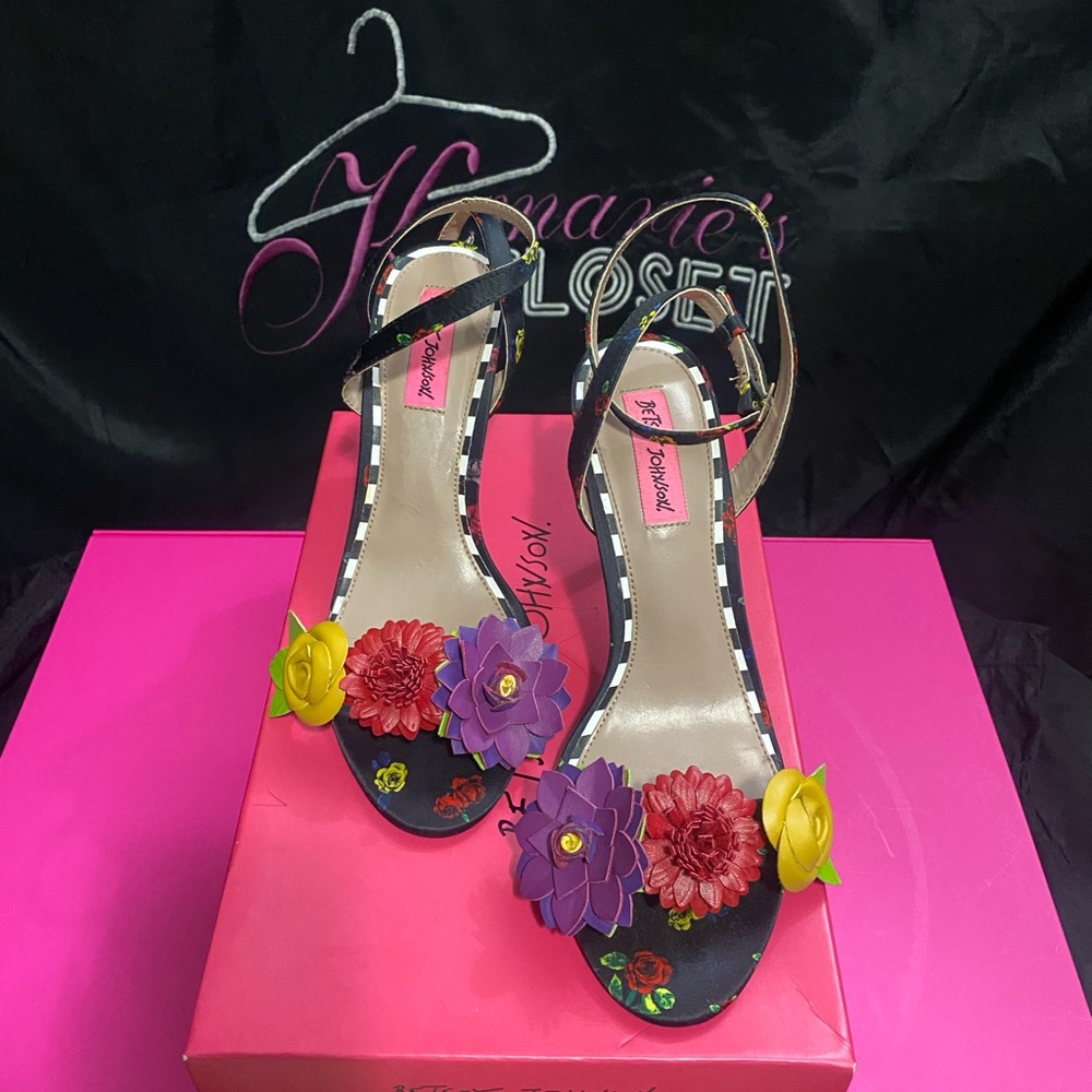 BESTY JOHNSON STAPPY FLOWER HEEL